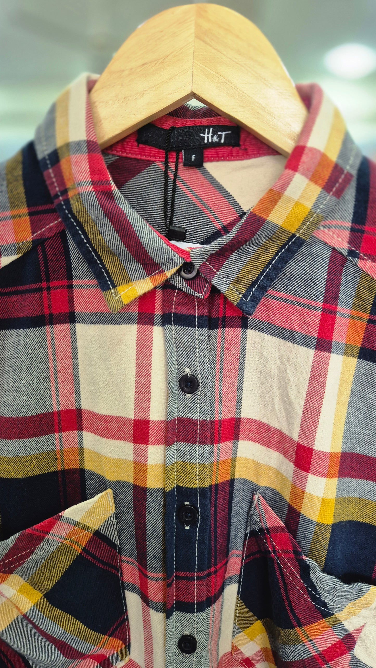 Casual Checkered Flannel Shirt with Dual Chest Pockets and Classic Collar