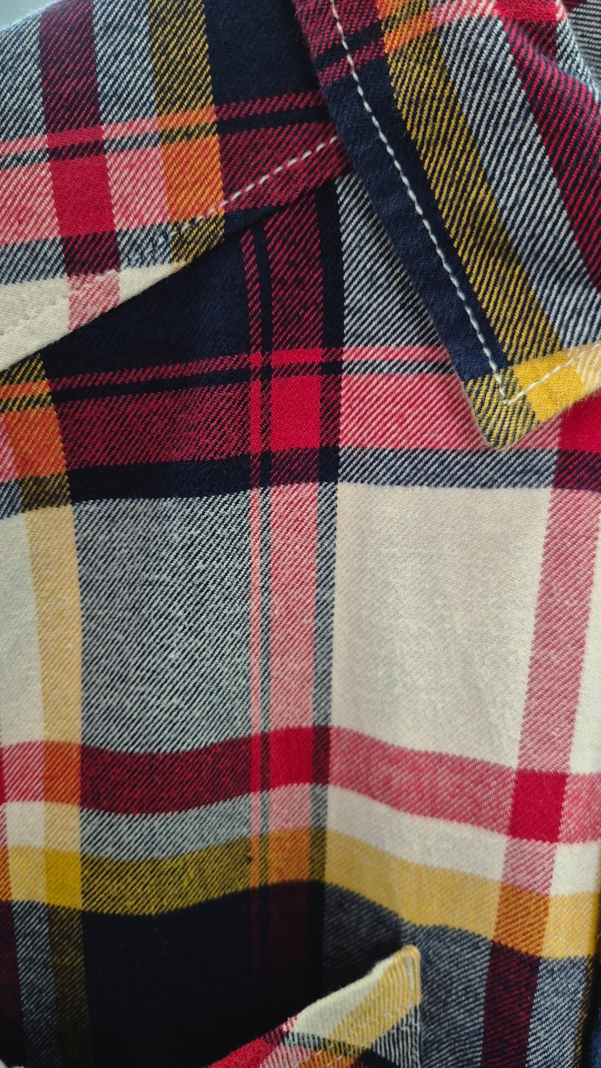 Casual Checkered Flannel Shirt with Dual Chest Pockets and Classic Collar