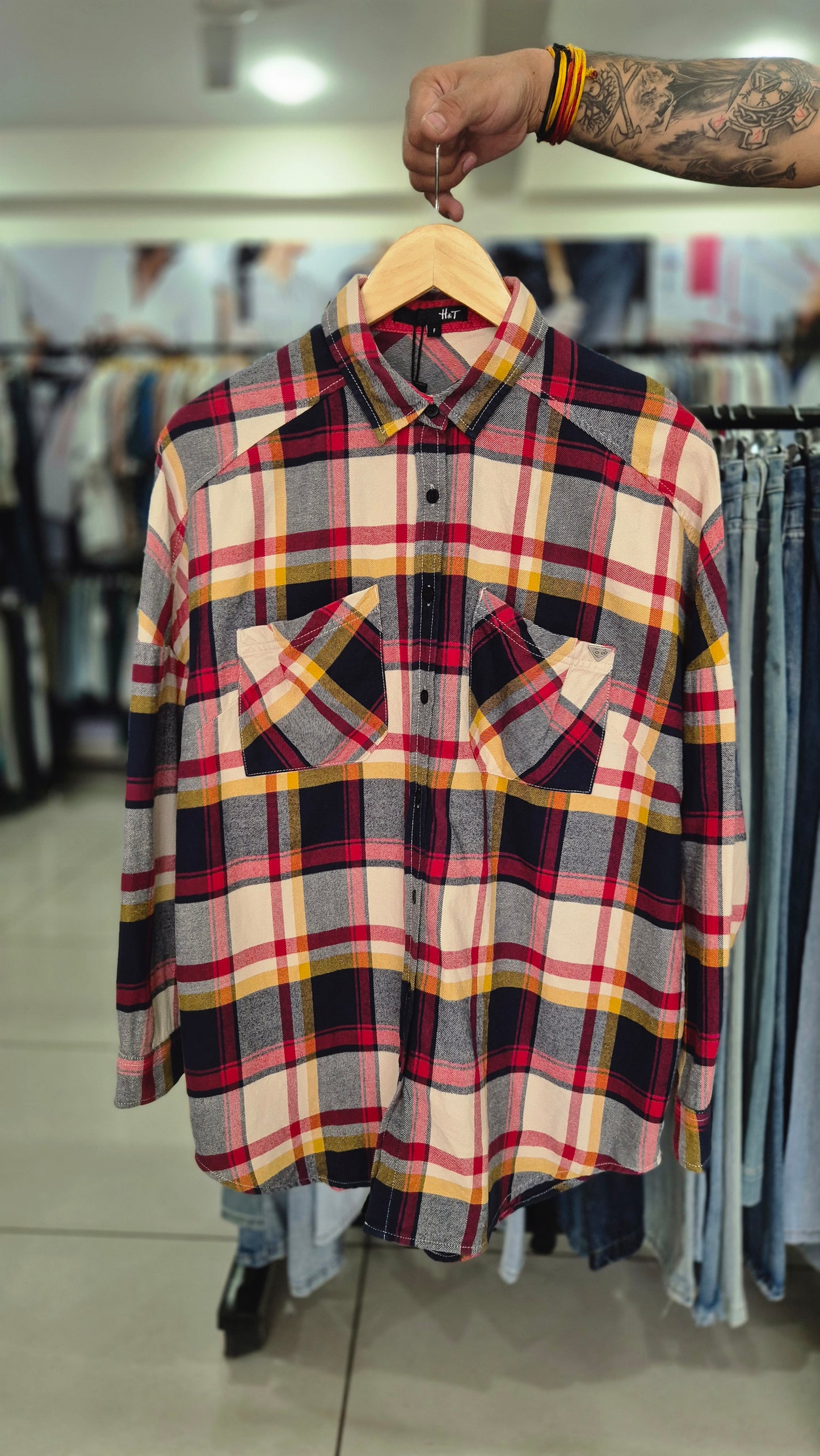 Casual Checkered Flannel Shirt with Dual Chest Pockets and Classic Collar